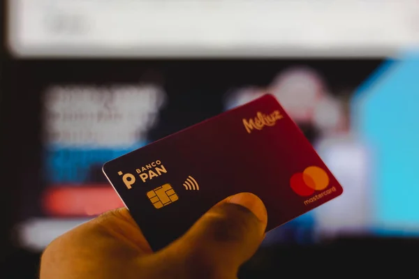 7 de enero de 2020, Brasil. En esta foto ilustración el hombre tiene la tarjeta de crédito Panbank. —  Fotos de Stock
