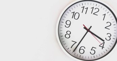 Büyük analog duvar saati. Beyaz arkaplan
