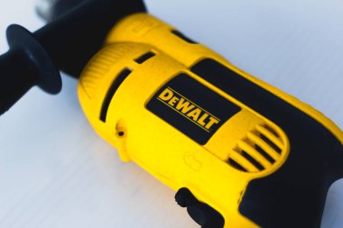 10 Ocak 2020, Brezilya. Beyaz arka planda elektrik matkabı DeWalt