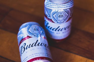 10 Ocak 2020, Brezilya. Budweiser bira kutusu ahşap arka planda. İçki Anheuser-Busch tarafından satılır.