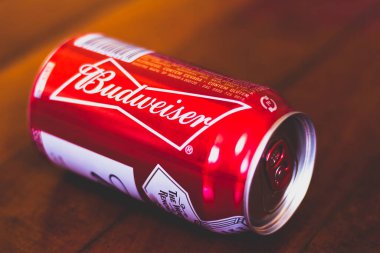 10 Ocak 2020, Brezilya. Budweiser bira kutusu ahşap arka planda. İçki Anheuser-Busch tarafından satılır.