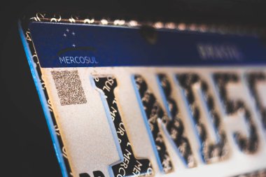 10 Ocak 2020, Brezilya. Yeni Mercosur araç plakasındaki QR kodunun ayrıntıları