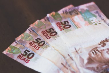Tahta arka planda birkaç 50 reais fatura - tasarruf, maaş ve faiz konsepti