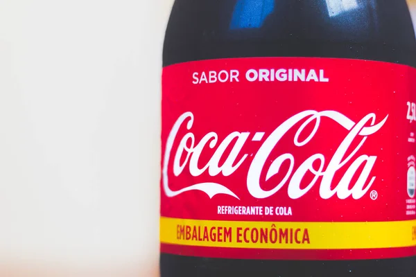 10. ledna 2020, Brazílie. Coca-Cola soda láhev na dřevěném pozadí. Coca-Cola je sycený nealkoholický nápoj prodávaný v obchodech po celém světě — Stock fotografie