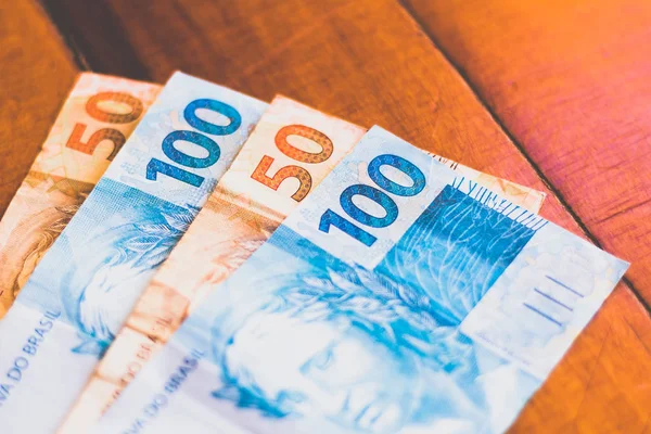 Close-up de cento e cinqüenta reais contas. Brasil dinheiro e economia e conceito de interesse — Fotografia de Stock