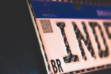 10 Ocak 2020, Brezilya. Yeni Mercosur araç plakasındaki QR kodunun ayrıntıları