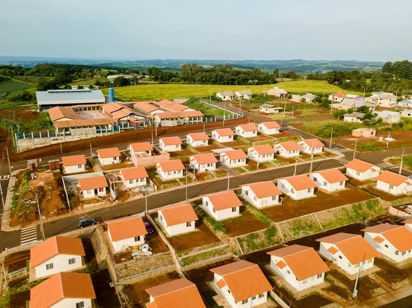 Vista aérea de uma propriedade habitacional (casas populares) no Paraná, Brasil. — Fotografia de Stock