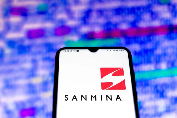 15. února 2020, Brazílie. Na této fotografii ilustrace je na smartphonu zobrazena aplikace s logem Sanmina Corporation — Stock fotografie