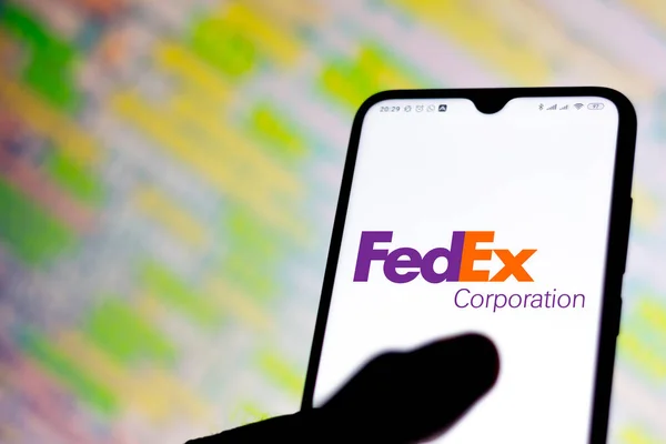 15 février 2020, Brésil. Dans cette illustration photo, l'application logo FedEx Corporation est affichée sur un smartphone — Photo
