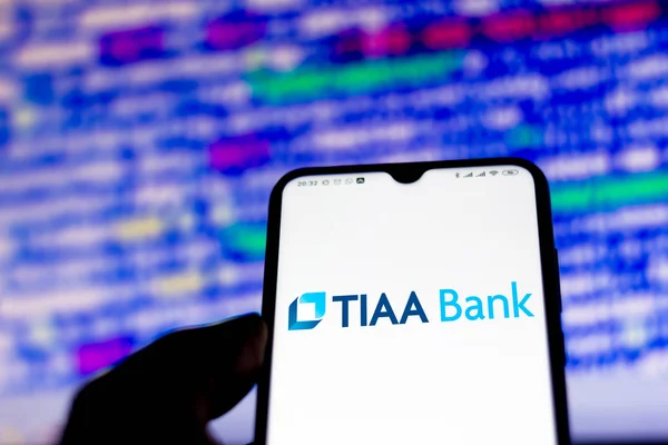 2020. február 15, Brazília. Ezen a fotó illusztráció a Tiaa Bank logó alkalmazás látható egy okostelefon — Stock Fotó