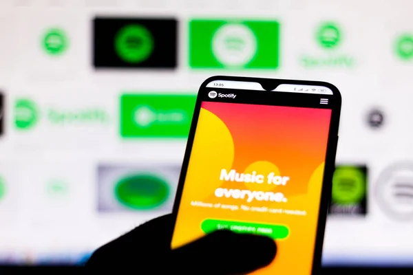 15 Februari 2020, Brasil. Dalam gambar foto ini, situs Spotify yang ditampilkan pada smartphone — Stok Foto