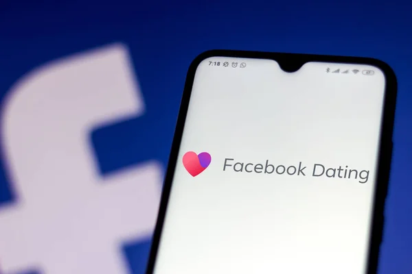18 de febrero de 2020, Brasil. En esta ilustración de la foto, la aplicación del logotipo de Facebook Dating se muestra en un teléfono inteligente —  Fotos de Stock