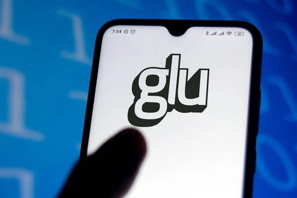 2020年2月18日、ブラジル。この写真のイラストでは、 Glu Mobileロゴアプリがスマートフォンに表示されています。 — ストック写真