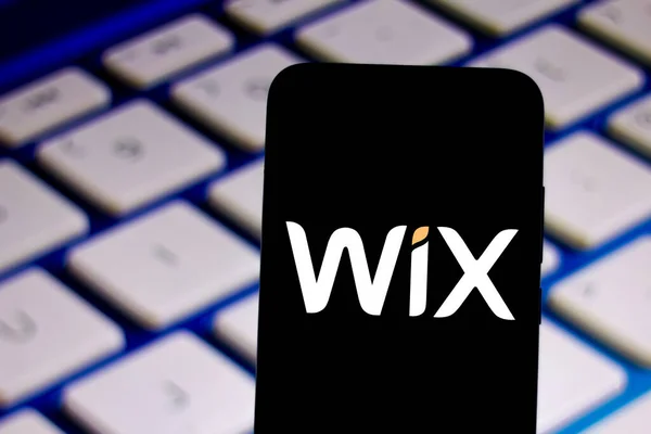 18 de febrero de 2020, Brasil. En esta ilustración fotográfica, la aplicación del logotipo de Wix.com se muestra en un teléfono inteligente — Foto de Stock