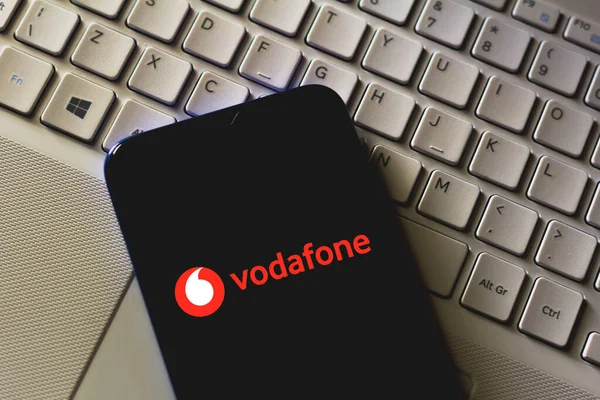 18 лютого 2020, Бразилія. На цій фотографії додаток до логотипу Vodafone видно на смартфоні — стокове фото
