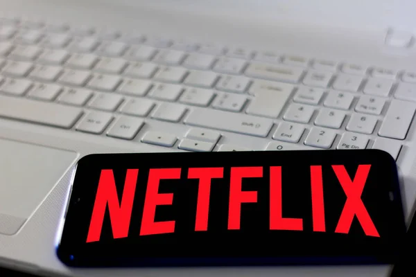 18 февраля 2020 года, Бразилия. На этой иллюстрации логотип Netflix отображается на смартфоне — стоковое фото