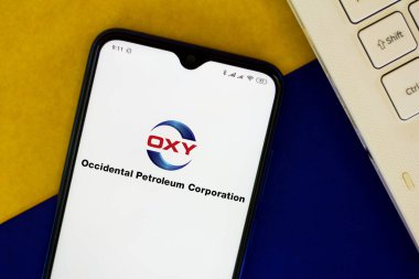 24 Mart 2020, Brezilya. Bu resimde bir akıllı telefonda görülen bir Batılı Petrol logosu (OXY) gösterilmiştir.