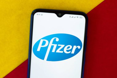 24 Mart 2020, Brezilya. Bu resimde akıllı telefondan Pfizer logosu görünüyor..