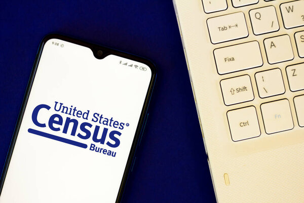 24 марта 2020 года, Бразилия. На этой фотографии изображен логотип Бюро переписи населения США 2020 года, изображенный на смартфоне
.