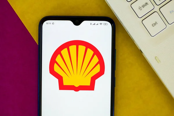 2020年3月24日 在这张照片中 荷兰皇家壳牌石油公司 Royal Dutch Shell 的标志展示在智能手机上 — 图库照片