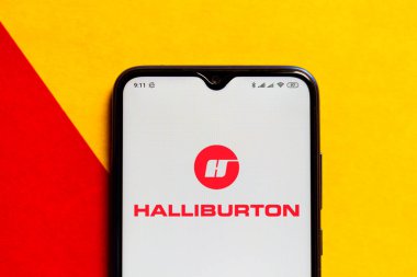 28 Mart 2020, Brezilya. Bu resimde Halliburton Şirketi logosu akıllı telefondan gösteriliyor..