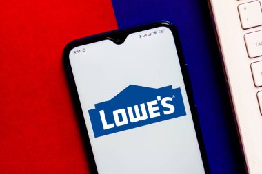 28 Mart 2020, Brezilya. Bu resimde Lowes Şirketleri logosu akıllı telefondan gösteriliyor..