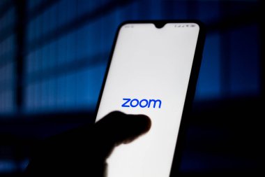 31 Mart 2020, Brezilya. Bu resimde Zoom Toplantı logosu bir akıllı telefonda görüntülenir.