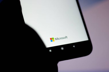 31 Mart 2020, Brezilya. Bu resimde Microsoft logosu bir akıllı telefonda görüntülenir.