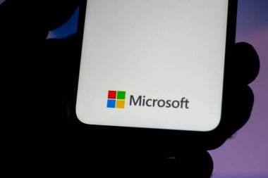 31 Mart 2020, Brezilya. Bu resimde Microsoft logosu bir akıllı telefonda görüntülenir.