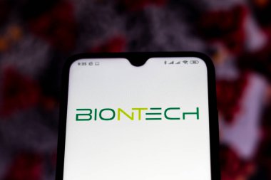 31 Mart 2020, Brezilya. Bu resimde BioNTech SE logosu akıllı telefondan gösteriliyor.