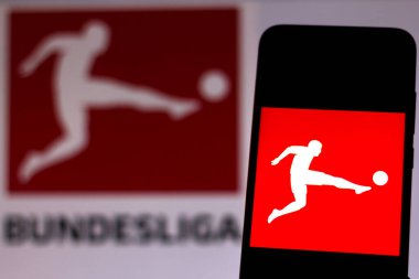 3 Nisan 2020, Brezilya. Bu resimde akıllı telefondan Bundesliga logosu gösteriliyor..