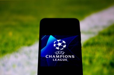 3 Nisan 2020, Brezilya. Bu resimde UEFA Şampiyonlar Ligi logosu akıllı telefondan gösteriliyor..