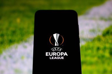 3 Nisan 2020, Brezilya. Bu resimde UEFA Avrupa Ligi logosu akıllı telefondan gösteriliyor..
