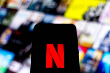 3 Nisan 2020, Brezilya. Bu resimde akıllı telefondan bir Netflix logosu gösteriliyor.