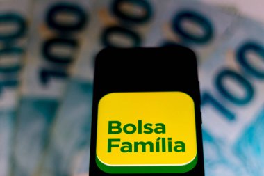 3 Nisan 2020, Brezilya. Bu resimde bir akıllı telefonda Bolsa Familia logosu görülüyor..