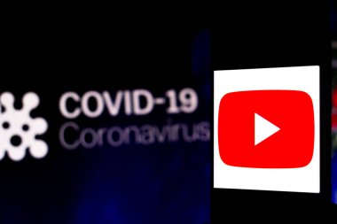 5 Nisan 2020, Brezilya. Bu resimde Youtube logosu, arka planda COVID-19 Coronavirus 'un bilgisayar modeli olan bir akıllı telefonda görüntülendi..