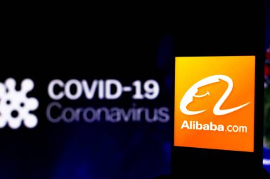 5 Nisan 2020, Brezilya. Bu resimde, Alibaba logosu arka planda COVID-19 Coronavirus 'un bilgisayar modeli olan bir akıllı telefonda görüntülendi..