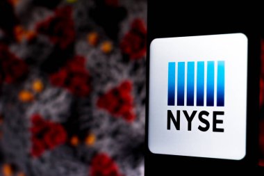 5 Nisan 2020, Brezilya. Bu resimde New York Borsası (NYSE) logosu, arka planda COVID-19 Coronavirus 'un bilgisayar modeli olan bir akıllı telefondan gösteriliyor..