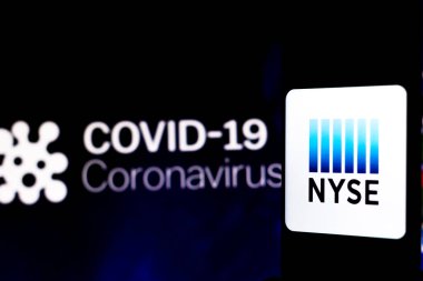 5 Nisan 2020, Brezilya. Bu resimde New York Borsası (NYSE) logosu, arka planda COVID-19 Coronavirus 'un bilgisayar modeli olan bir akıllı telefondan gösteriliyor..