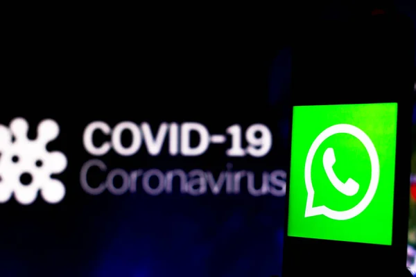 Nisan 2020 Brezilya Resimde Whatsapp Logosu Arka Planda Covid Coronavirus — Stok fotoğraf