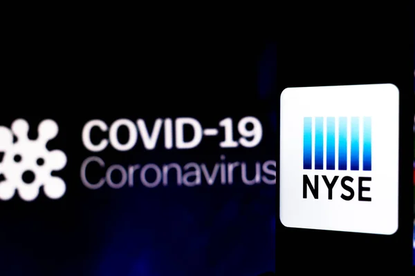 2020年4月5日 在这张图中 纽约证券交易所 Nyse 的标识显示在智能手机上 背景是Covid 19的计算机模型 — 图库照片