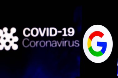 5 Nisan 2020, Brezilya. Bu resimde Google logosu, arka planda COVID-19 Coronavirus 'un bilgisayar modeli olan bir akıllı telefonda görüntülendi..