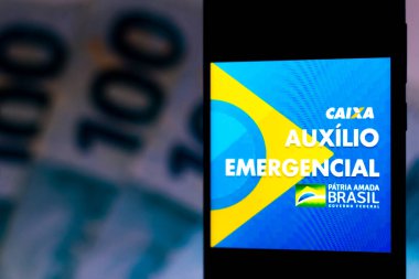 7 Nisan 2020, Brezilya. Bu resimde, Coronavirus sırasında devlet yardımı almak için yapılan Auxilio Emergencial da Caixa başvurusu akıllı telefondan görülür..
