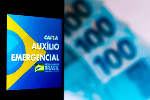 2020年4月7日 ブラジル この写真のイラストでは スマートフォンでは コロナウイルス中に政府の援助を受けるためのAuxilio Emerencial Caixaアプリケーションが見られます — ストック写真