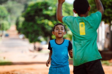 Koronavirüs salgınına (COVID-19) karşı karantina sırasında sokakta basketbol oynayan çocuklar, Glria de Dourados, Mato Grosso do Sul, Brezilya.
