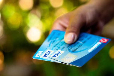 22 Nisan 2020, Brezilya. VISA kredi kartı ve banka kartı kadının elinde. Kavram, ekonomi ve alışveriş.