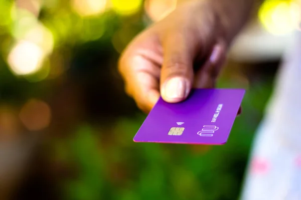 2020年4月22日 妇女持有巴西数字银行Nubank的信用卡和借记卡 — 图库照片