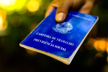 22 Nisan 2020, Brezilya. Kadın, Brezilya belgelerini ve sosyal güvenceyi elinde tutmaktadır (Carteira de Trabalho e Previdencia Social).