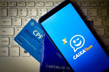 23 Nisan 2020, Brezilya. Bu resimde CAIXA Tem uygulaması akıllı telefondan görüntülenir.
