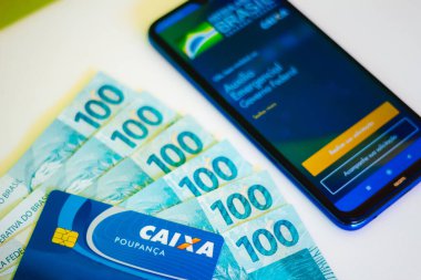 24 Nisan 2020, Brezilya. Bu resimde Caixa Economica Federal kredi ve banka kartı Coronavirus sırasında devlet yardımı almak için.